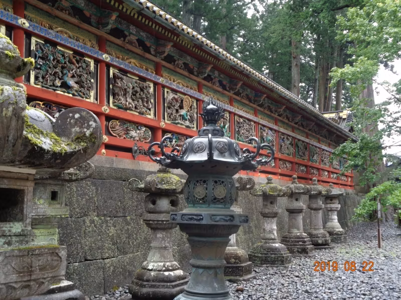 Tokyo Private Tour - Schnitzerei auf dem durchsichtigen Zaun. Nationalschätze an der zwei prunkvollen Ost-West-Mauern