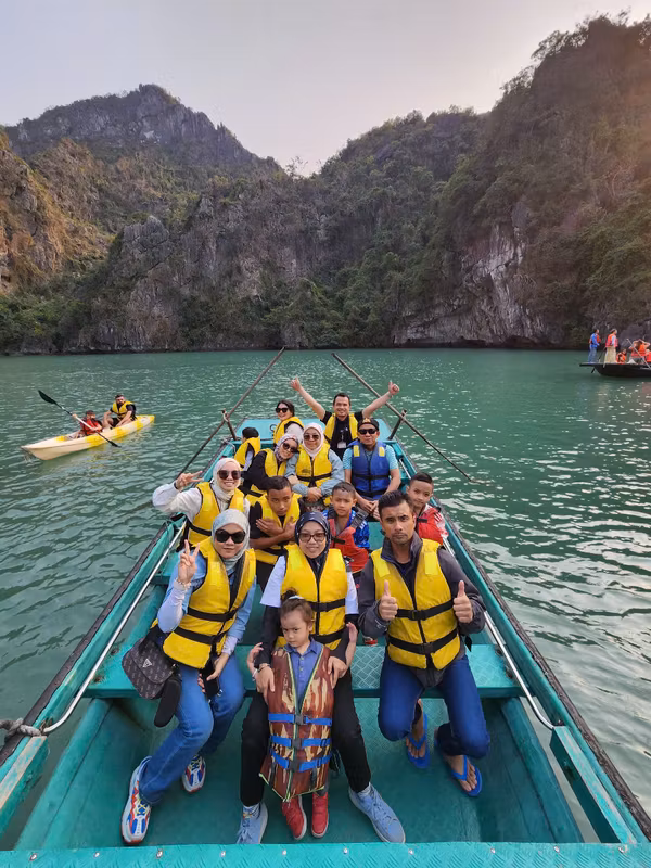 Hanoi Private Tour - Sampan visiting Luon cave in Halong bay trip