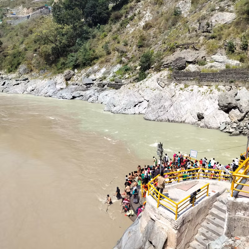 Rishikesh Private Tour - Devotees taking holy bath