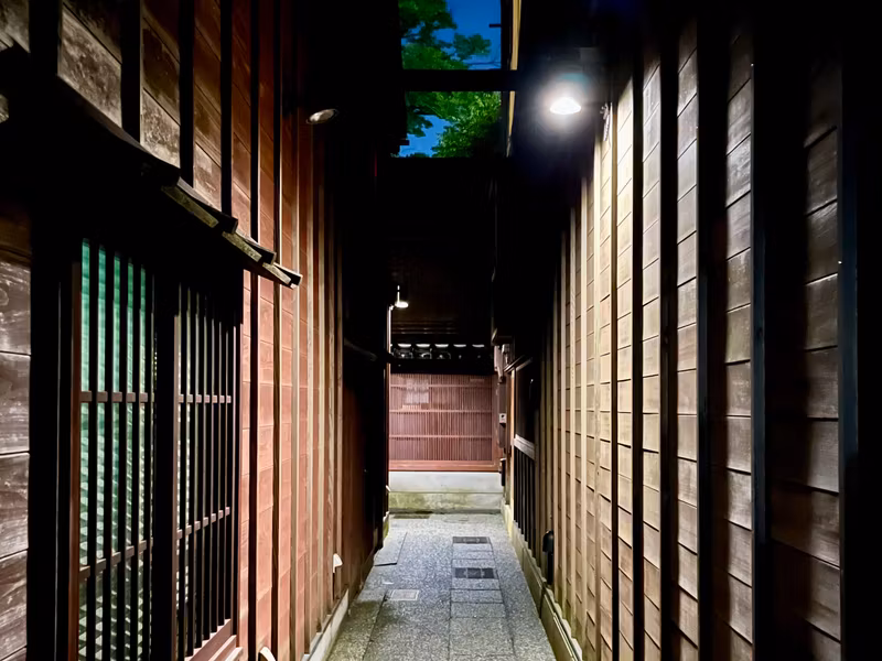 Ishikawa Private Tour - Kazuemachi by Night