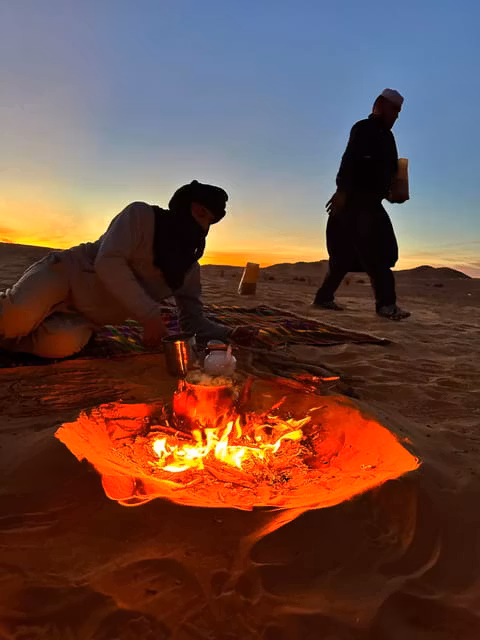 Ghardaia Private Tour - Cozy desert campfire - brewing tea as the sun sents over the dunes !