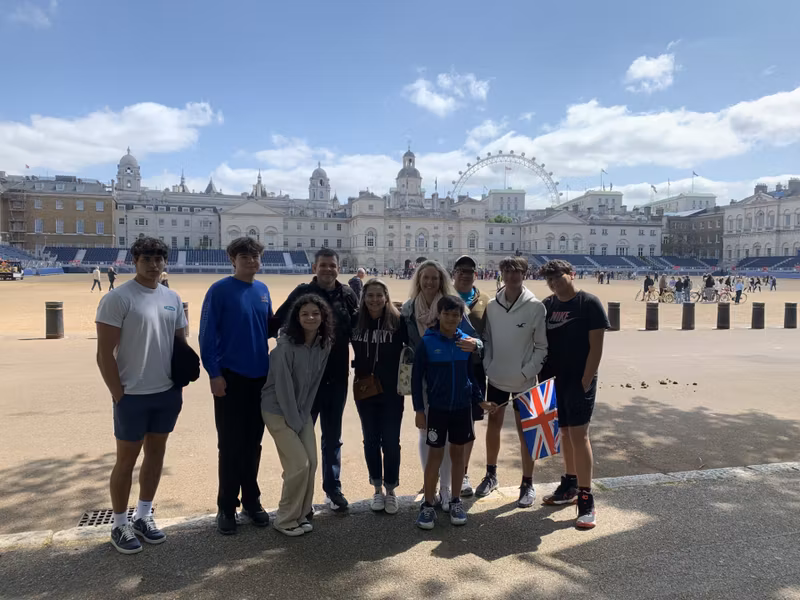 London Private Tour - Friends on a private tour in London