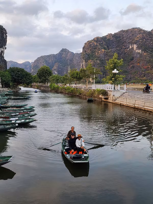Hanoi Private Tour - A sampan to explore with human power