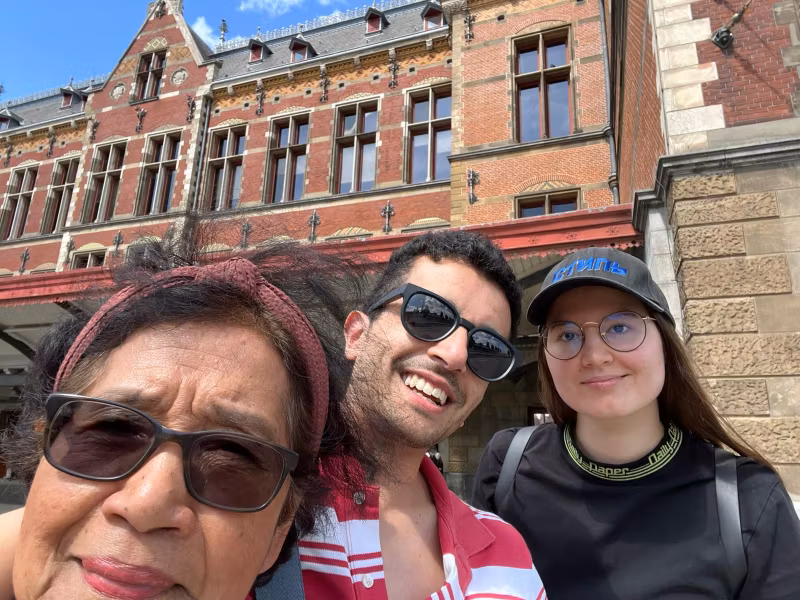 Amsterdam Private Tour - Selfie with happy tourists after returning from Zaanse Schans :)