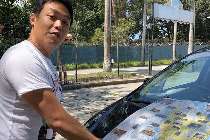 Singapore Private Tour - Field briefing with a 1940 Map