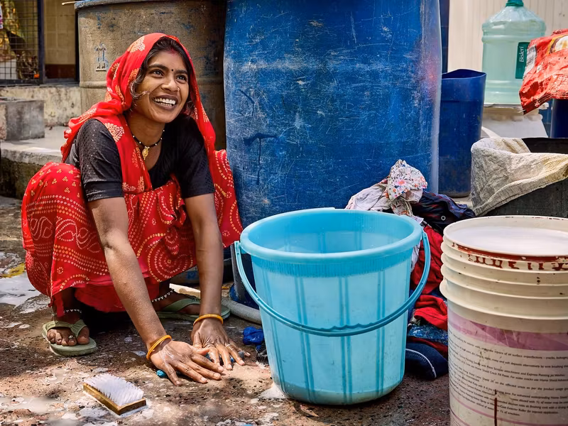 Delhi Private Tour - Women in slum of Delhi