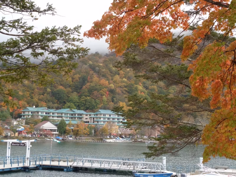 Tokyo Private Tour - ein Hotel am See