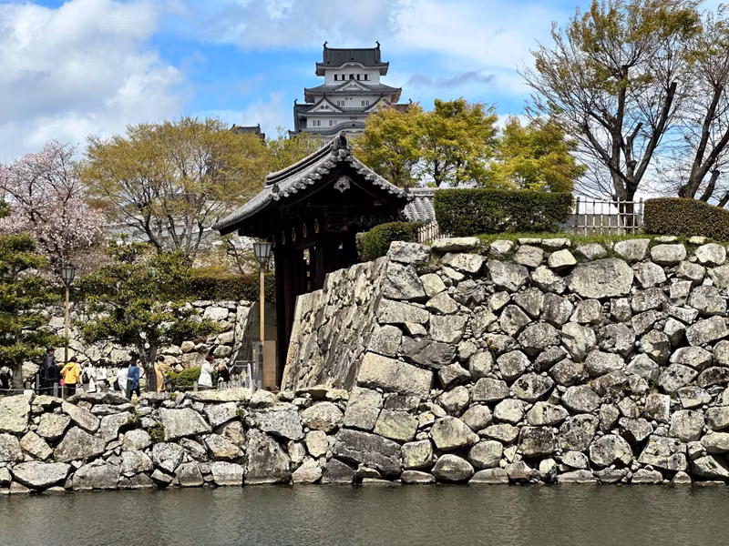 Osaka Private Tour - contrast view on the Mainkeep &stonewall