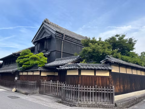 Arimatsu Shibori Tie-Dye Experience in a Historic Merchant Housecover image