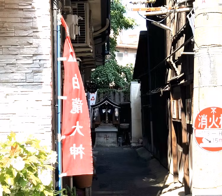 Osaka Private Tour - Small shrine at the end of the pasth