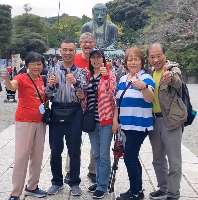 Yokohama Private Tour - Customers Thumbs Up at The Great Buddha