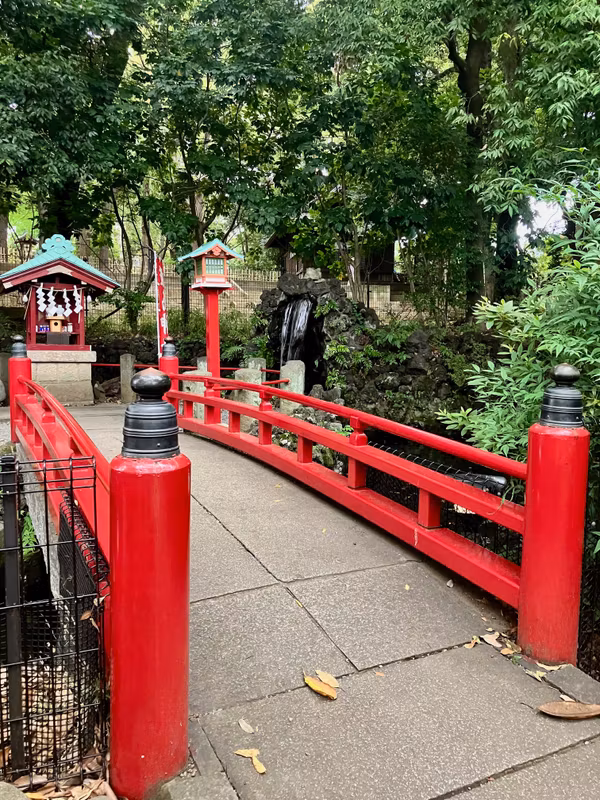 Tokyo Private Tour - The red bridge at Hachiman shrine