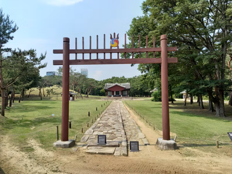 Seoul Private Tour - Spike gate of Royal Tomb