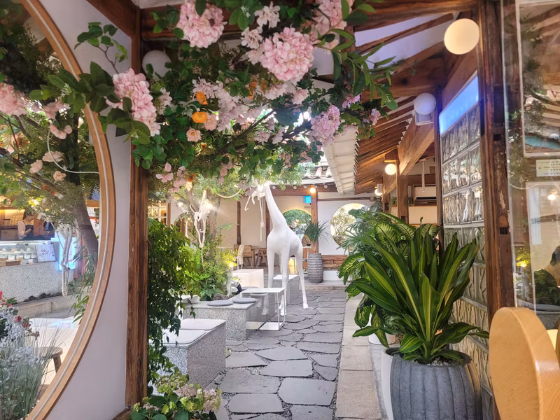 Seoul Private Tour - Ikseon-dong Hanok Alley