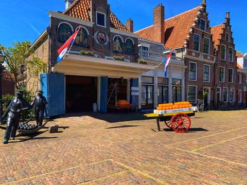 Tour around Dutch countryside: Edam, Volendam & Markencover image