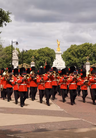 Changing of the Guard and Buckingham Palace walking tour