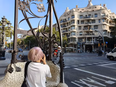 Walking Tour + Thai Massage + Photograph in Barcelonacover image