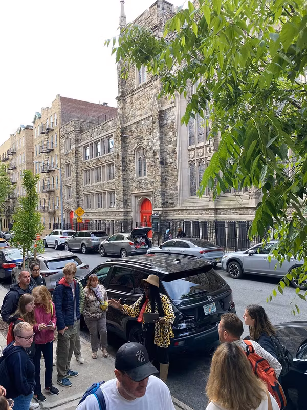 New York Private Tour - The tour guide captivates guests with vivid stor