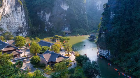 Ninh Binh: Hoa Lu - Tam Coc boat/ Trang An - Incense Stick Village - Mua cave
