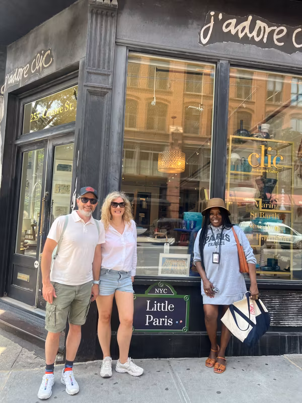 New York Private Tour - Our tour guide with visitors in Little Paris NY