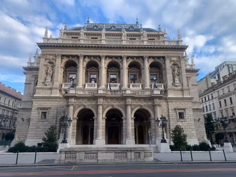 Private Photo tour -Budapest City Highlight (Spacious Minibus 15 Pax)cover image