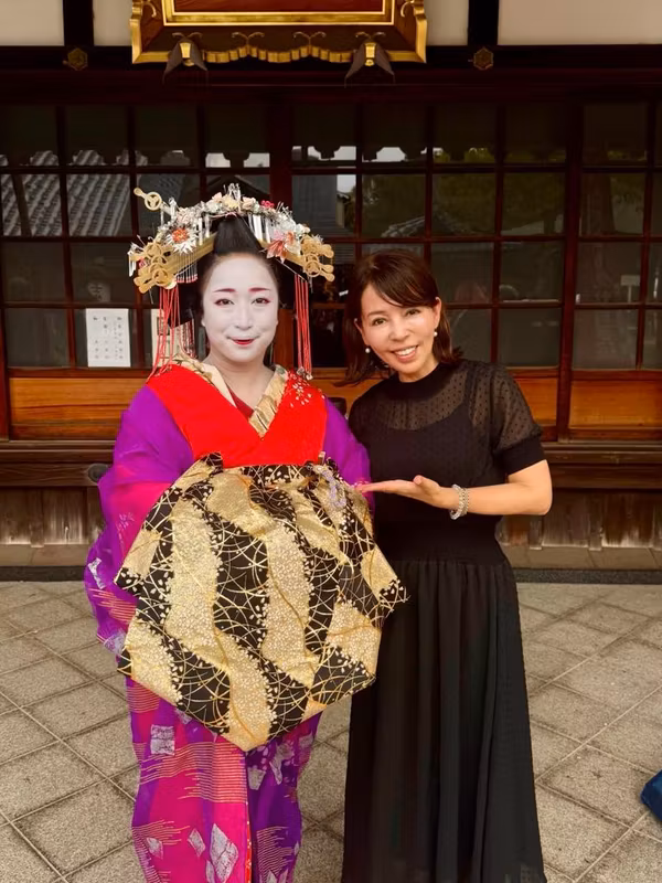 Osaka Private Tour - Ever met a tayū? Once ranked like a feudal lord, she's at the top of traditional Japanese performing arts.