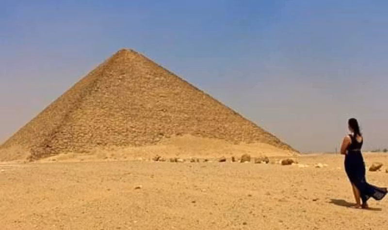Giza Private Tour - The Red Pyramid at Dahshur