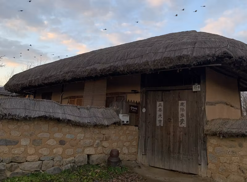 Seoul Private Tour - A thatched house at Hahoe village