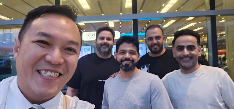 Singapore Private Tour - Guide with Happy Travellers