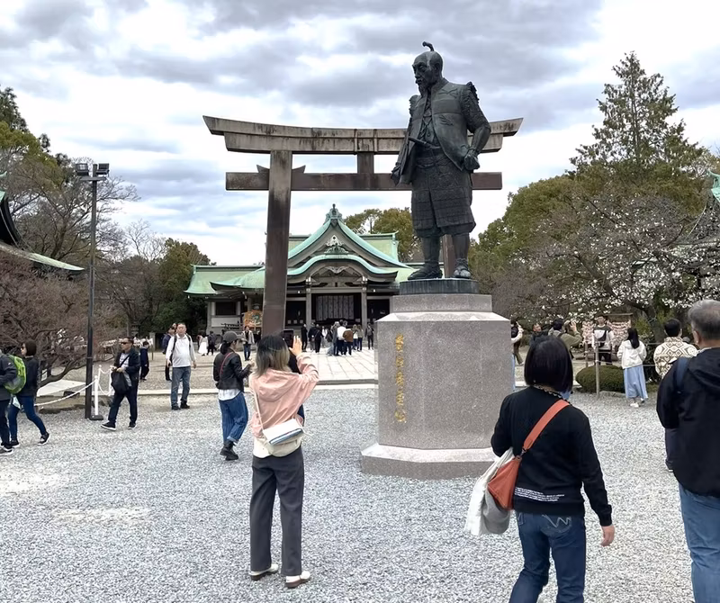 Osaka Private Tour - Statue of Toyotomi,  founder of Castle