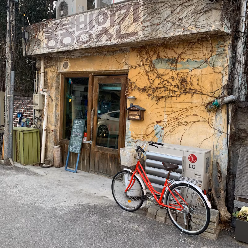 Seoul Private Tour - Old house turned into a cafe at Myeonjudong