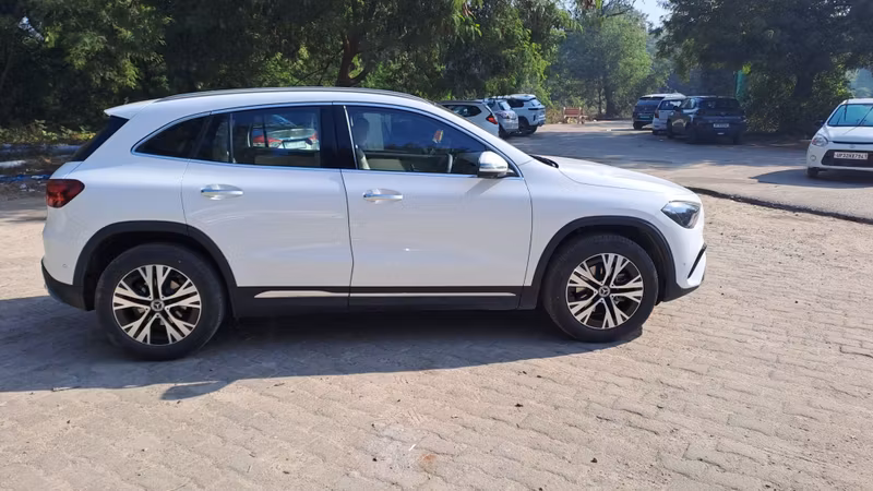 Delhi Private Tour - Mercedes GLA Side