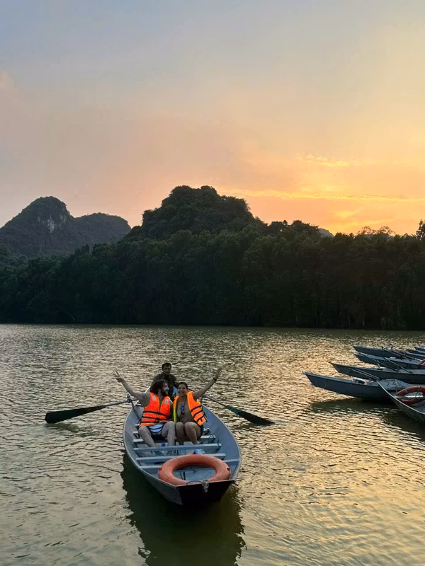 Hanoi Private Tour - Tam Coc boat ride along the Ngo Dong River