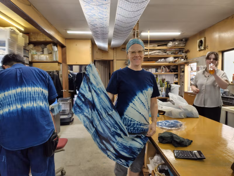 Shizuoka Private Tour - Nice stole dyed by the master