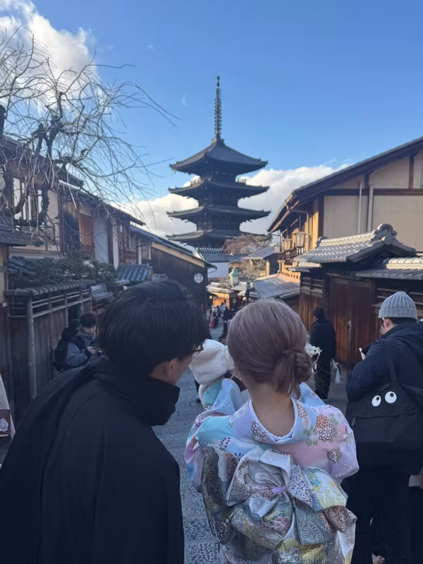 Osaka Private Tour - Looking at Yasaka Pagoda